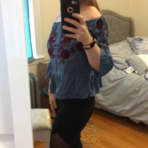 Francesca’s off the shoulder Chambray Blouse - Picture 2 of 7